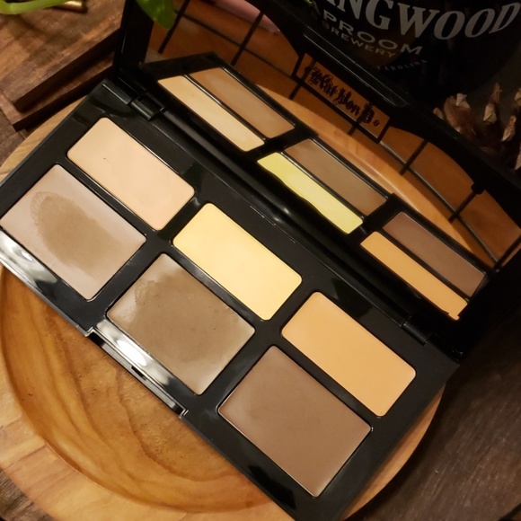SOLD🎉🥳 Von D Shade + Light Cream Contour Palette - Picture 4 of 5